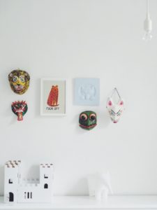 LIIAN VÄRIKÄSTÄ – MINIMALISTIN TUNNUSTUKSIA